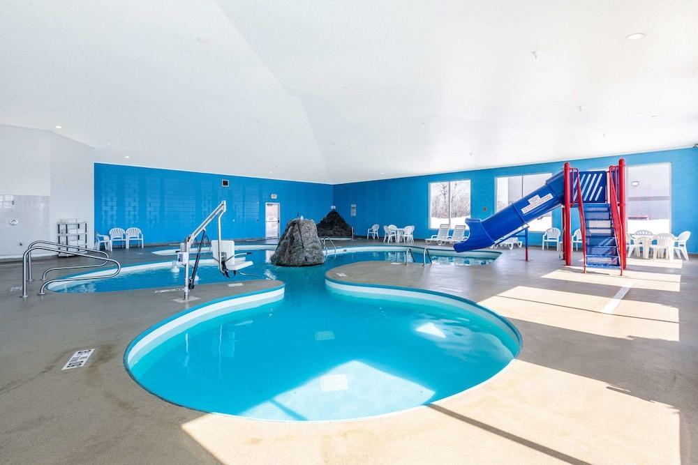 Comfort Suites Escanaba Bagian luar foto