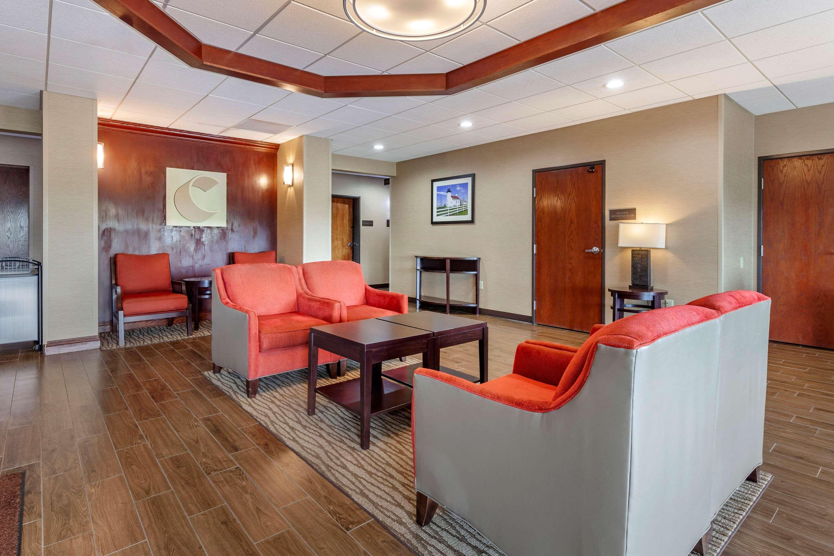 Comfort Suites Escanaba Bagian luar foto