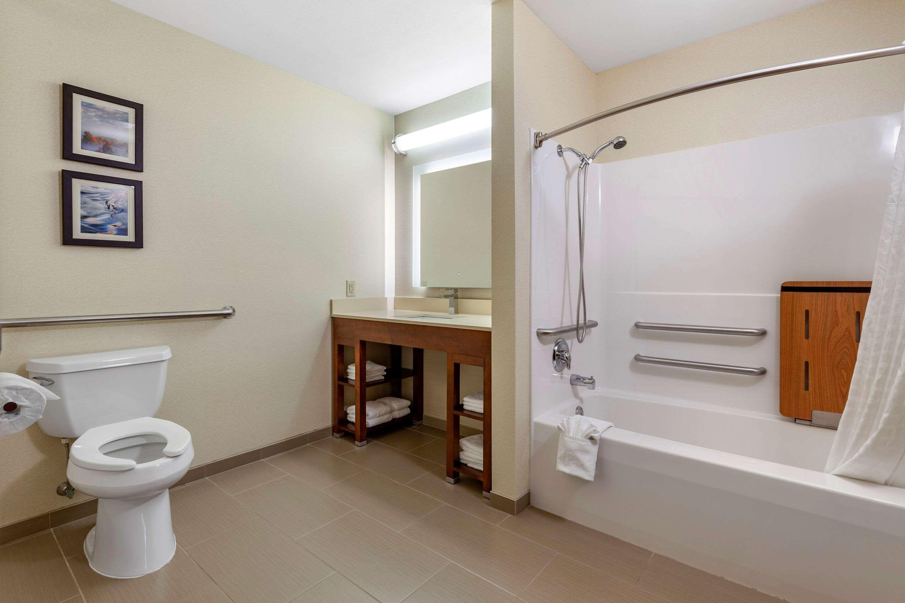 Comfort Suites Escanaba Bagian luar foto