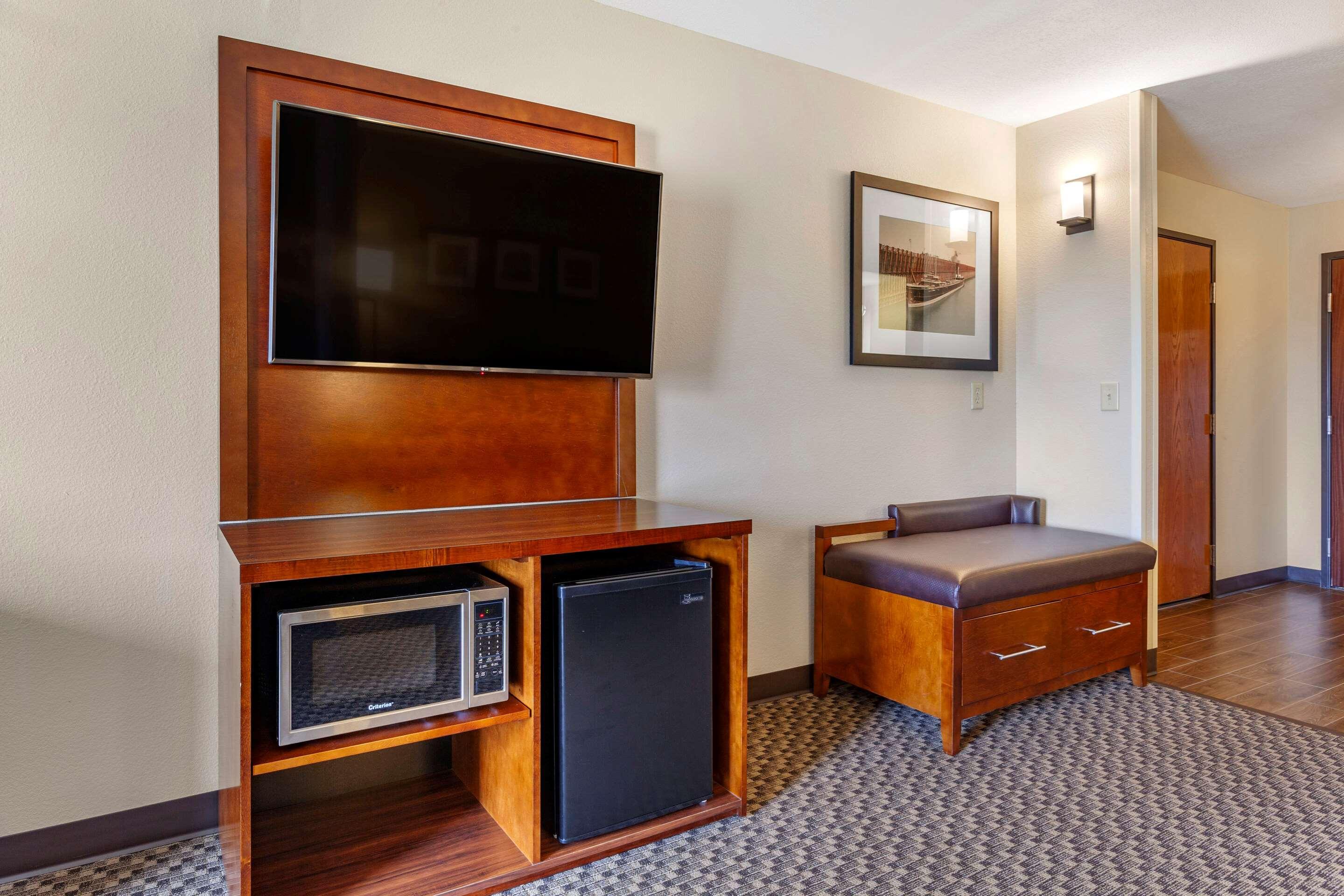 Comfort Suites Escanaba Bagian luar foto