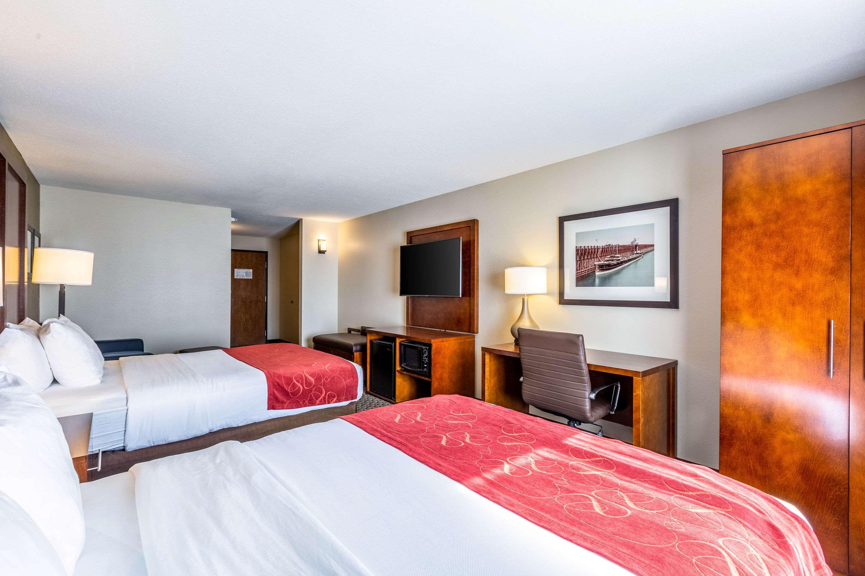 Comfort Suites Escanaba Bagian luar foto