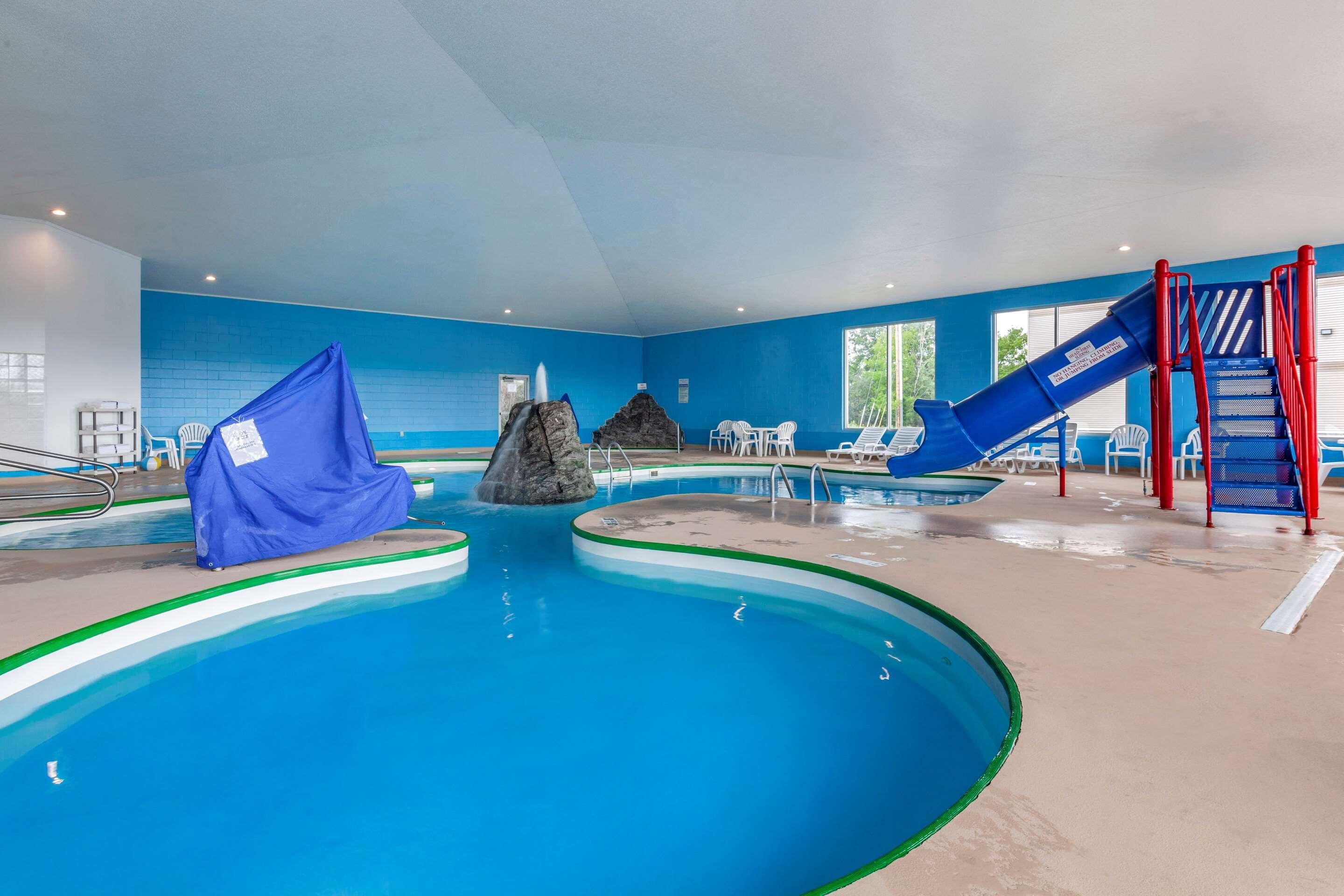 Comfort Suites Escanaba Bagian luar foto