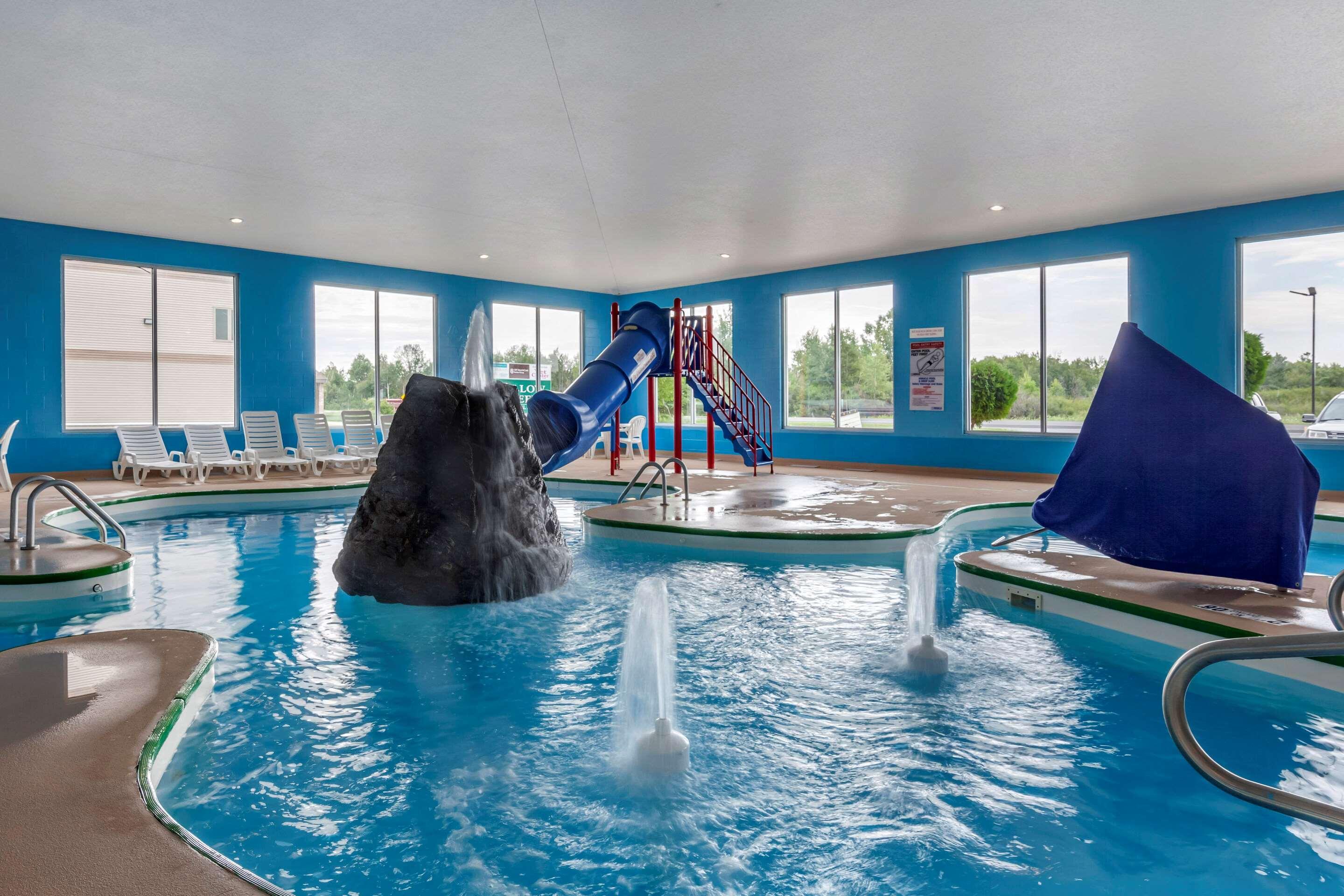 Comfort Suites Escanaba Bagian luar foto