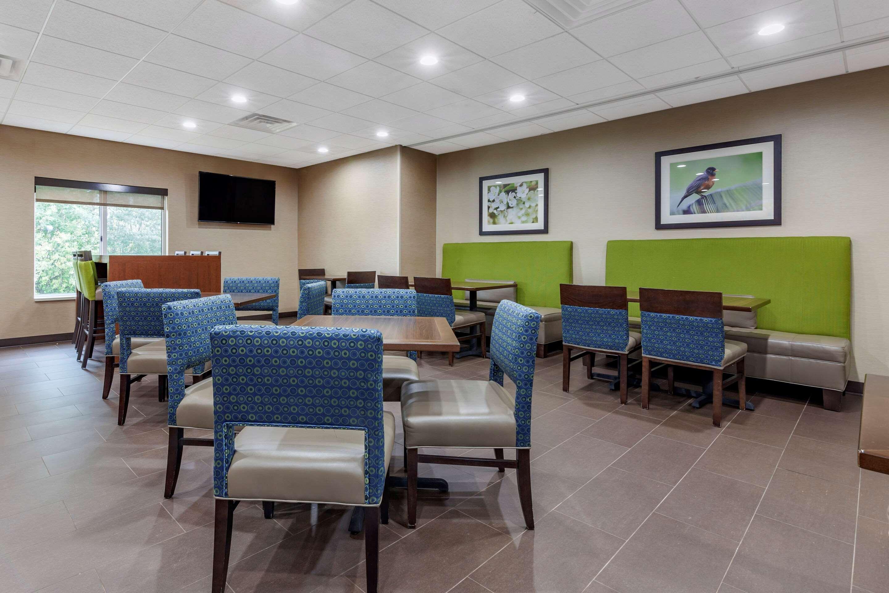 Comfort Suites Escanaba Bagian luar foto